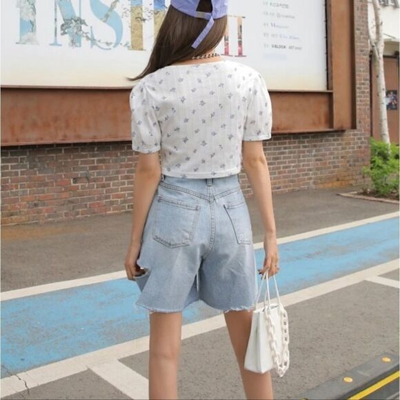 Dazy Floral Deep V Knot Front Crop Top - Picture 4 of 6